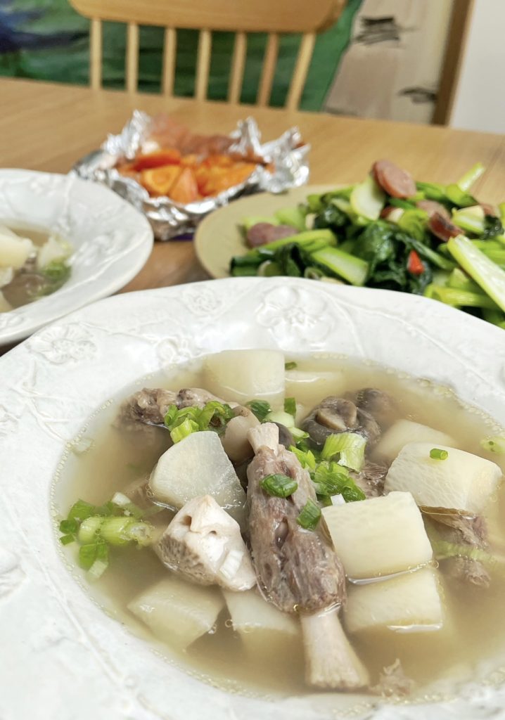 Simple Oxtail and Mooli Soup (清汤牛尾萝卜）